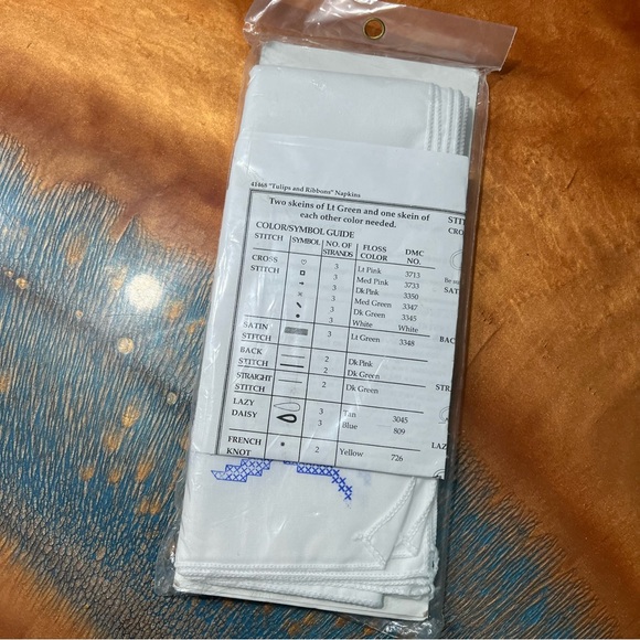 New Vintage Bucilla Stamped Cross-stitch Napikns tulips, and ribbons kit 90s - Picture 5 of 6